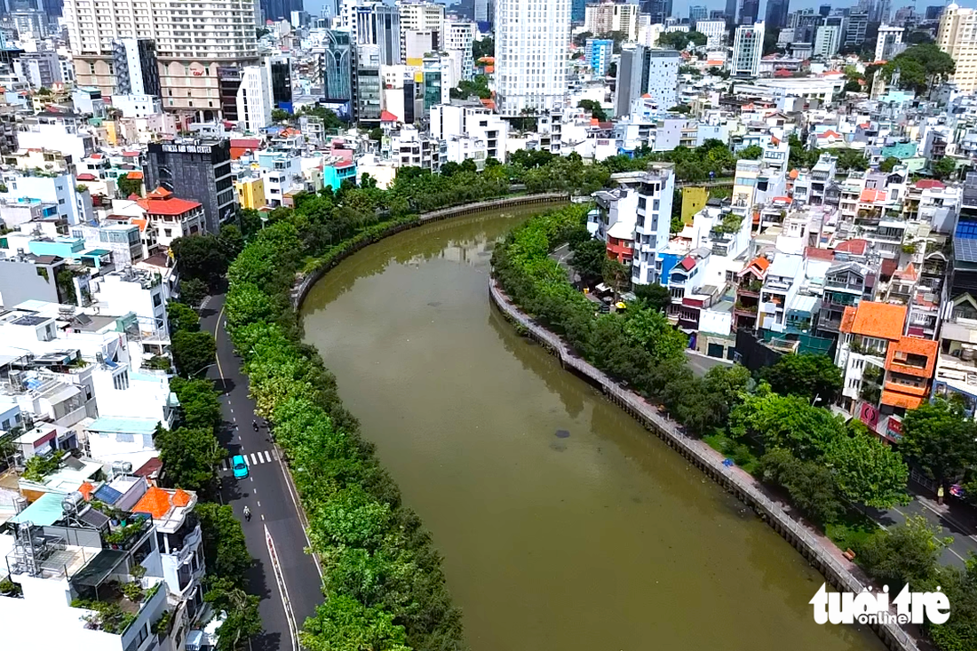 Tương tự, kênh Nhiêu Lộc - Thị Nghè cũng được đơn vị quản lý dọn dẹp nhiều rác và lục bình nổi gây ô nhiễm lòng kênh 