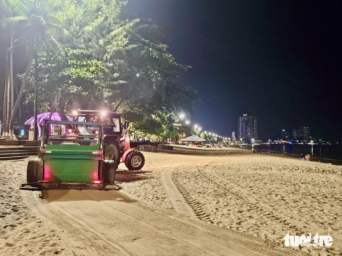 Mỗi nơi xe sàng cát đi qua, bờ biển Nha Trang lại phẳng mịn - Ảnh: MINH CHIẾN