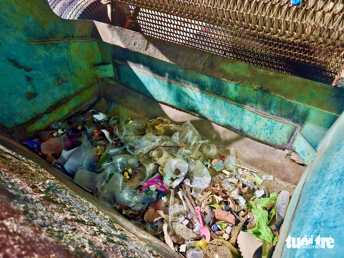 Chưa đầy một đoạn bãi biển Nha Trang, lượng rác đã thu gom khá lớn - Ảnh: MINH CHIẾN