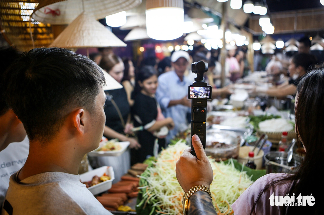 Nhiều YouTuber có mặt ở đường Lê Lợi để giới thiệu, quảng bá ẩm thực - Ảnh: PHƯƠNG QUYÊN