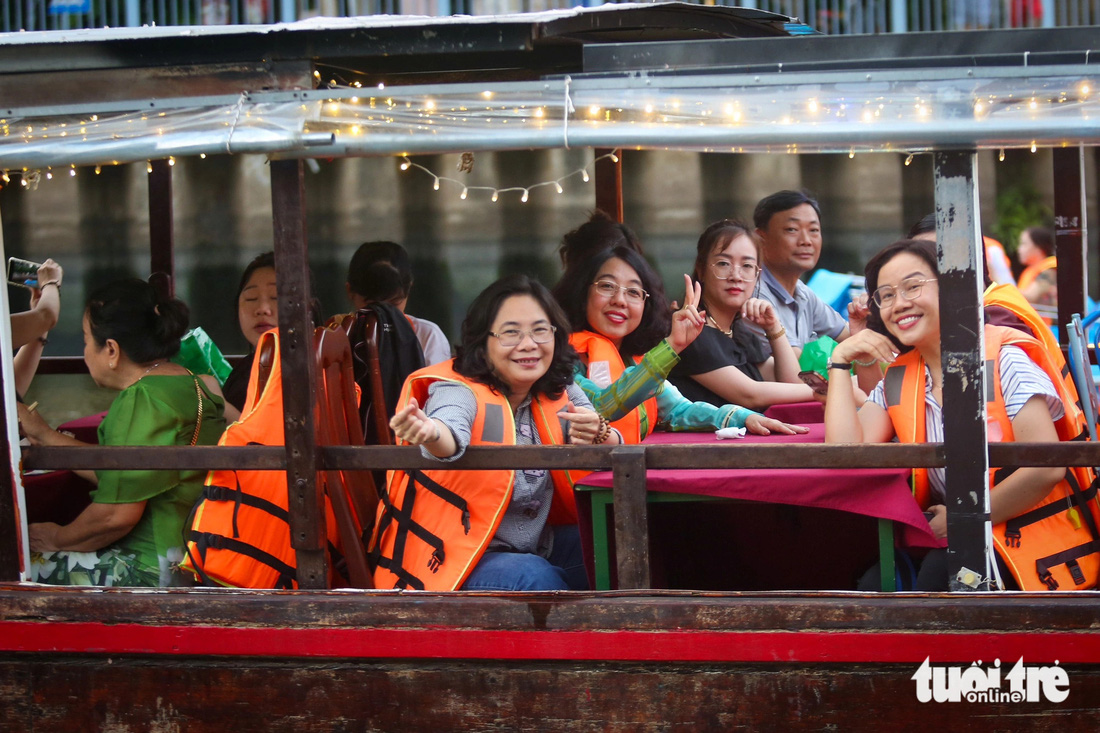 Trước đó, chiều 31-5, nhiều du khách cũng thích thú khi trải nghiệm tour nội đô, thưởng thức ẩm thực trên ghe dọc kênh Nhiêu Lộc - Thị Nghè - Ảnh: PHƯƠNG QUYÊN