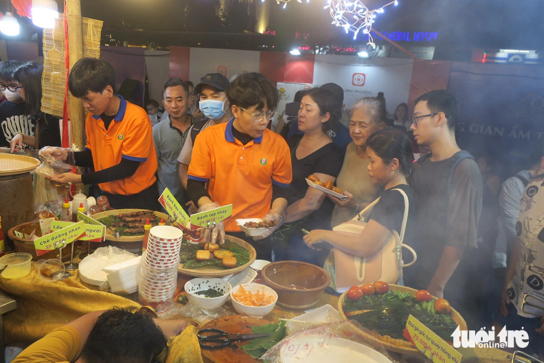 Không gian ẩm thực tại đường Lê Lợi (quận 1) diễn ra từ 9h đến 21h từ 31-5 đến ngày 2-6 - Ảnh: T.T.D.