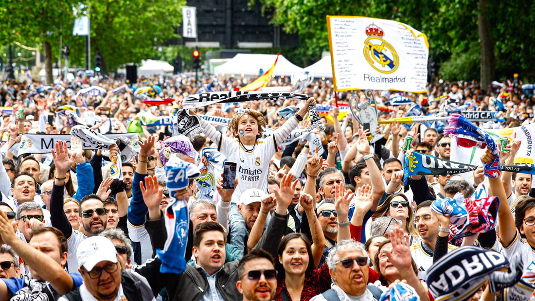 Những người ủng hộ Real Madrid đã ca hát và nhảy múa ở trung tâm London, mong đợi đội bóng của họ sẽ giành được chiếc cúp Champions League thứ 15 - Ảnh: Getty
