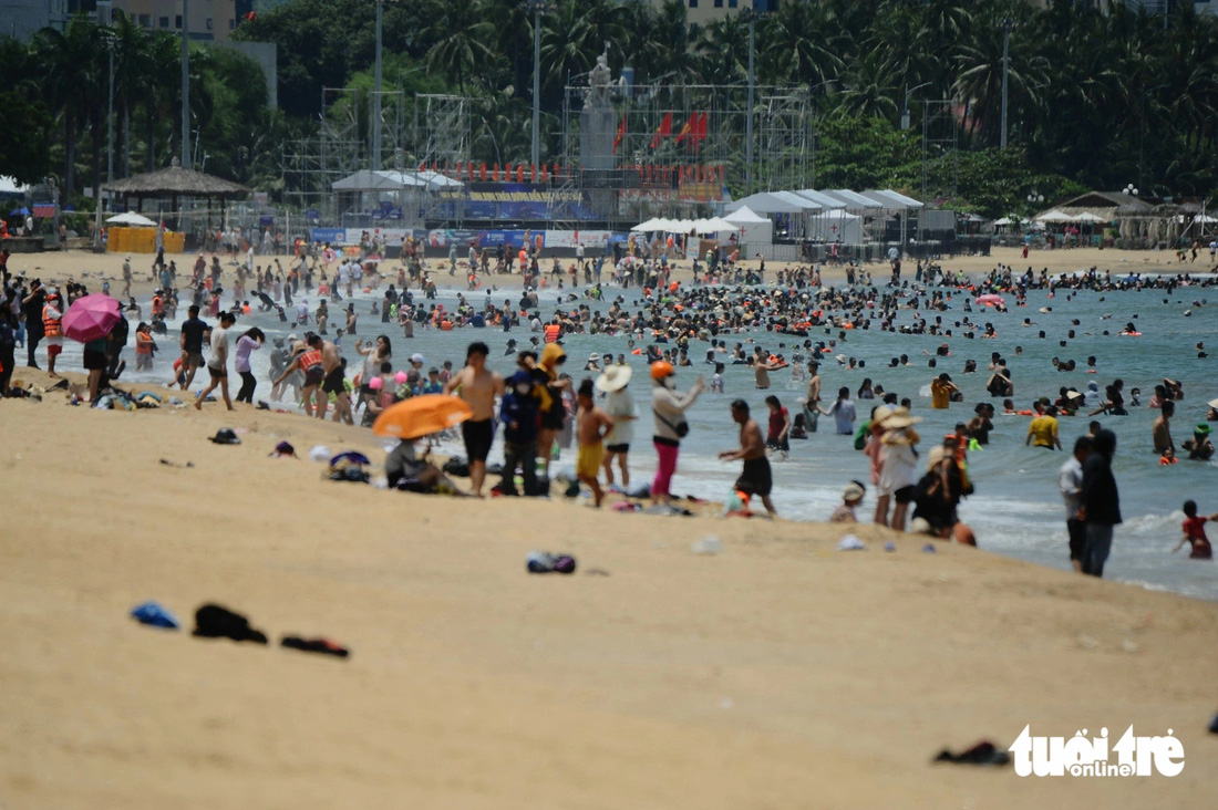 Hàng ngàn người dân và du khách có mặt tại bãi biển TP Quy Nhơn lúc 12h trưa - Ảnh: LÂM THIÊN