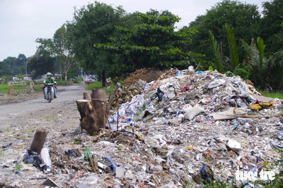 Rác thải tồn đọng tại khu vực kể trên hoàn toàn chưa được phân loại. Túi ni lông, hộp xốp, quần áo, gối nệm, khung gỗ bỏ đi... nằm lăn lóc tạo nên khung cảnh vô cùng nhếch nhác - Ảnh: TIẾN QUỐC