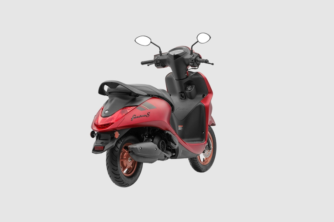 Yamaha Fascino S 2024 có 3 tùy chọn màu sắc gồm: Đỏ mờ (striking Matte Red), Đen mờ (sleek Matte Black) và Xanh mờ đậm (Dark Matte Blue). Xe có giá 93.730 Rs (khoảng 28,6 triệu đồng), riêng bản Dark Matte Blue có giá 94.530 Rs (khoảng 26,8 triệu đồng). Ở Việt Nam, do nhập khẩu tư nhân, xe khó giữ giá bán này. Có nơi đưa ra mức giá 48 triệu đồng cho Fascino phiên bản trước.