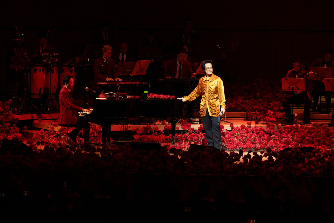 Cùng với giám đốc âm nhạc Nguyễn Hữu Vượng (piano) và dàn nhạc, Hà Anh Tuấn đã có màn trình diễn vô cùng thành công tại Singapore