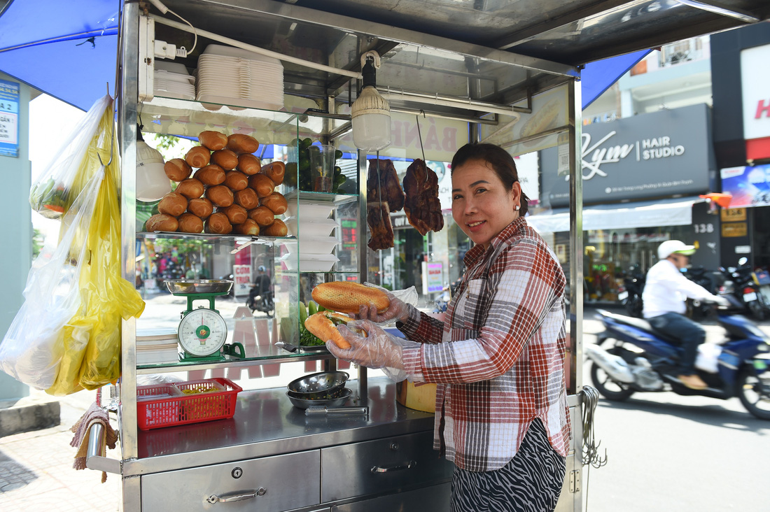 Chị Thanh Vân bán bánh mì trên đường Nơ Trang Long  (Bình Thạnh, TP.HCM) góp 200.000 đồng thấm mồ hôi của chị tương đương 20 cây phi lao trồng  xanh biển đảo quê hương