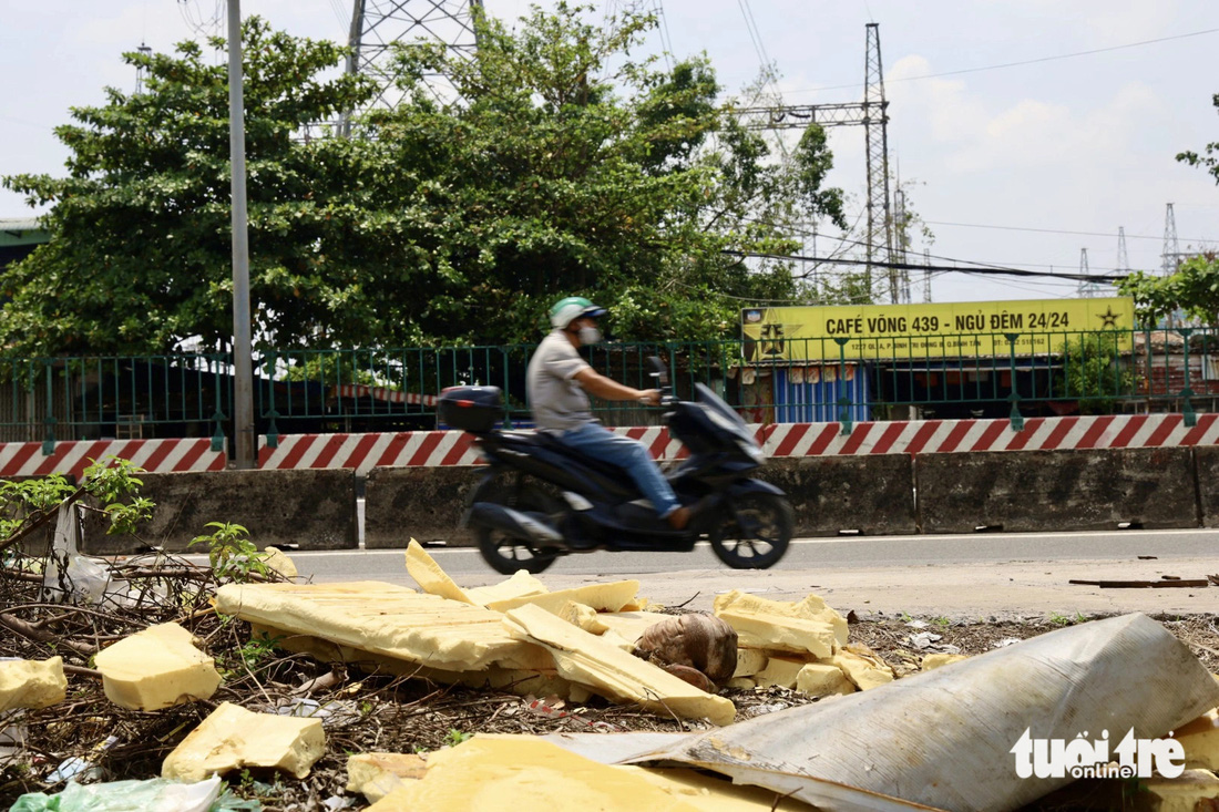 Tương tự, dọc tuyến quốc lộ 1 (phường Tân Tạo A, quận Bình Tân) lại phát sinh rác thải do người dân đổ trộm - Ảnh: NGỌC QUÝ