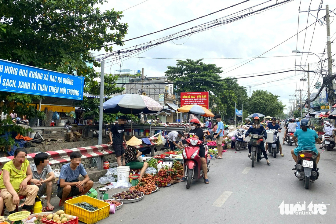 Theo đại diện UBND phường Bình Hưng Hòa, người dân họp chợ, buôn bán dọc tuyến kênh 19-5 cũng là một phần nguyên nhân khiến kênh 19-5 ngập ngụa rác thải - Ảnh: TIẾN QUỐC