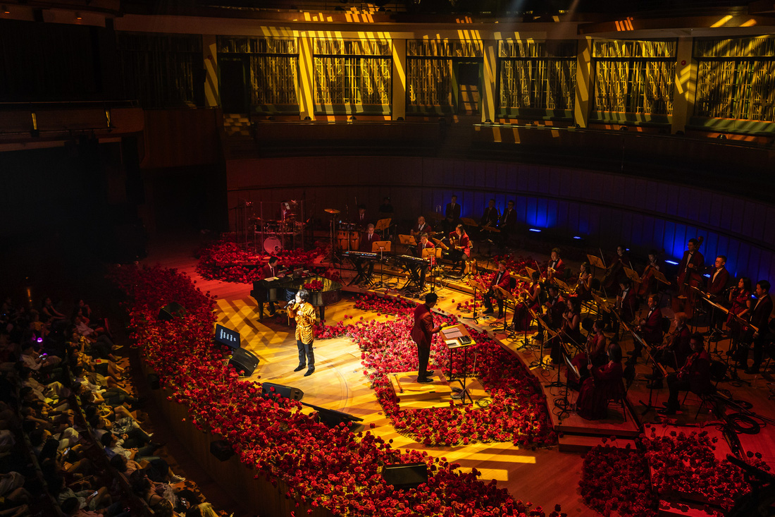 Mang toàn bộ dàn nhạc từ Việt Nam sang Singapore, Hà Anh Tuấn đã có một đêm "phác thảo một đóa hồng" vô cùng rực rỡ