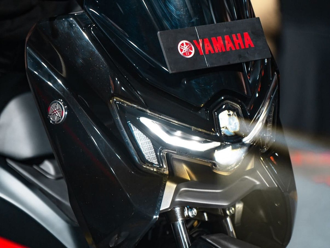 Yamaha NMax Turbo sở hữu cụm đèn pha LED hoàn toàn mới. Hệ thống chiếu sáng phía sau cũng sử dụng công nghệ LED hiện đại. Khu vực bảng đồng hồ Multi-Infotainment Display được thiết kế tỉ mỉ theo hướng sang trọng hơn, cung cấp đầy đủ thông tin và dễ dàng thao tác. Yên xe cũng được thiết kế lại, mang đến tư thế ngồi thoải mái hơn - Ảnh: Yamaha