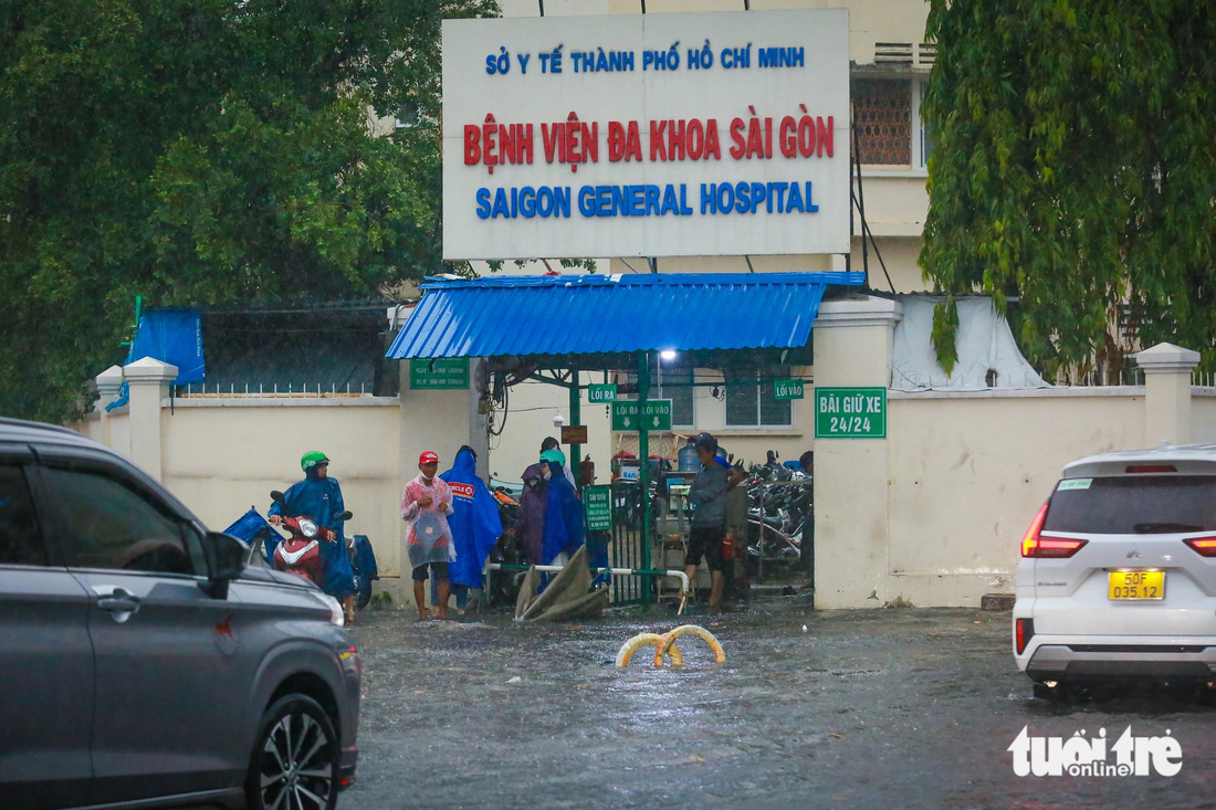 Trước cổng Bệnh viện Đa khoa Sài Gòn (quận 1) bị ngập cục bộ - Ảnh: CHÂU TUẤN