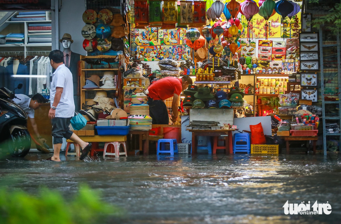 Một số hàng quán dọc đường Lê Lợi bị nước tấn công - Ảnh: CHÂU TUẤN