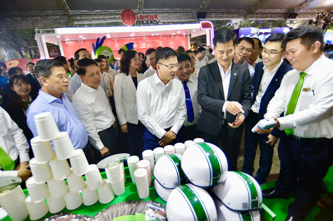 Phó thủ tướng Lê Thành Long và các đại biểu tham quan gian hàng Vietcombank - Ảnh: QUANG ĐỊNH