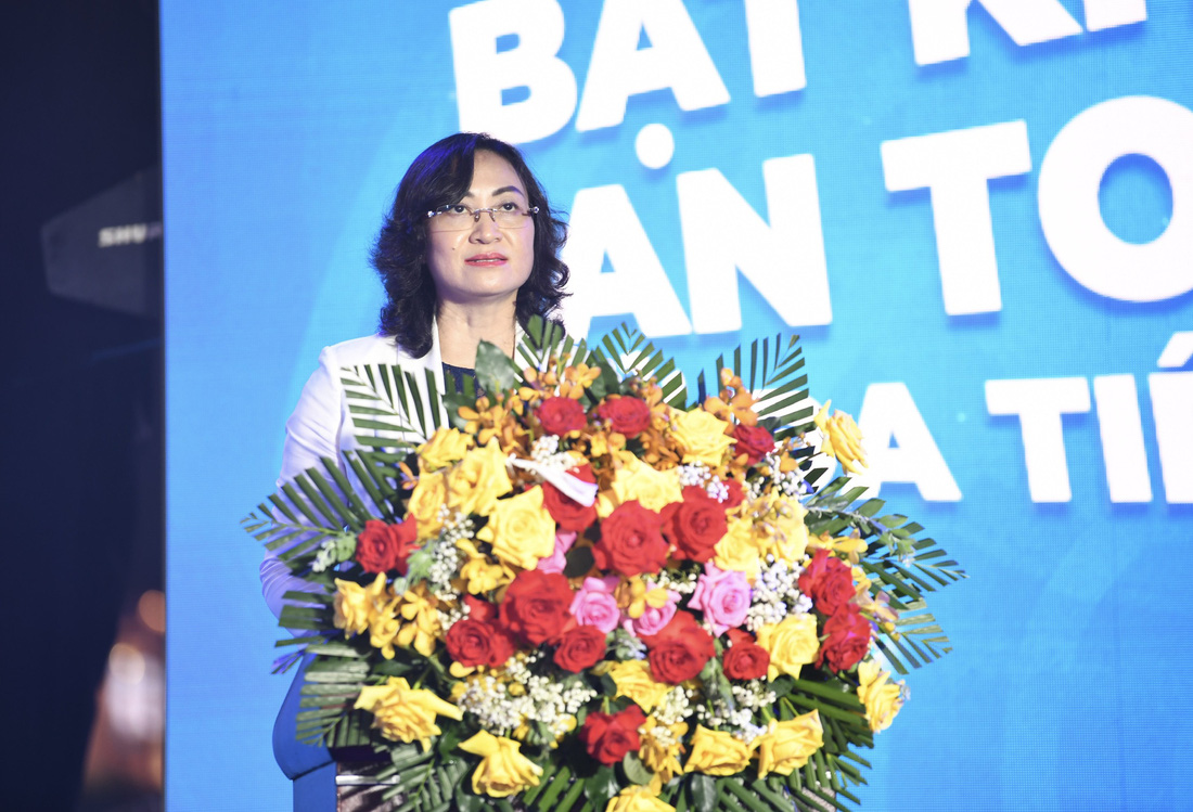Bà Phan Thị Thắng - thứ trưởng Bộ Công Thương - chia sẻ về thanh toán không tiền mặt - Ảnh: QUANG ĐỊNH