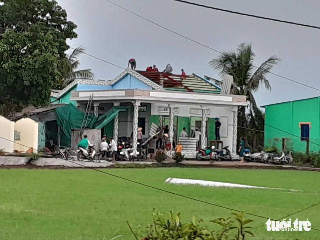 Nhà dân bị tốc mái hư hỏng ở huyện Chợ Gạo - Ảnh: H.T.