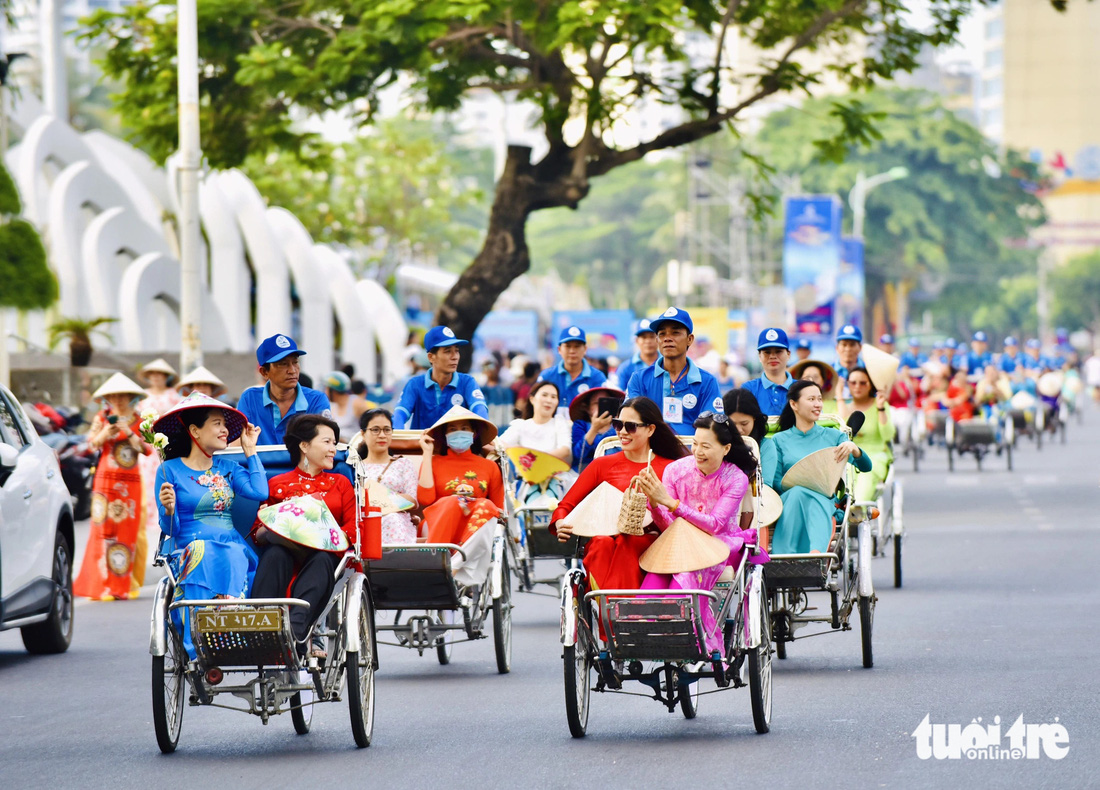 Đoàn diễu hành khiến không khí đường phố Nha Trang thêm màu sắc