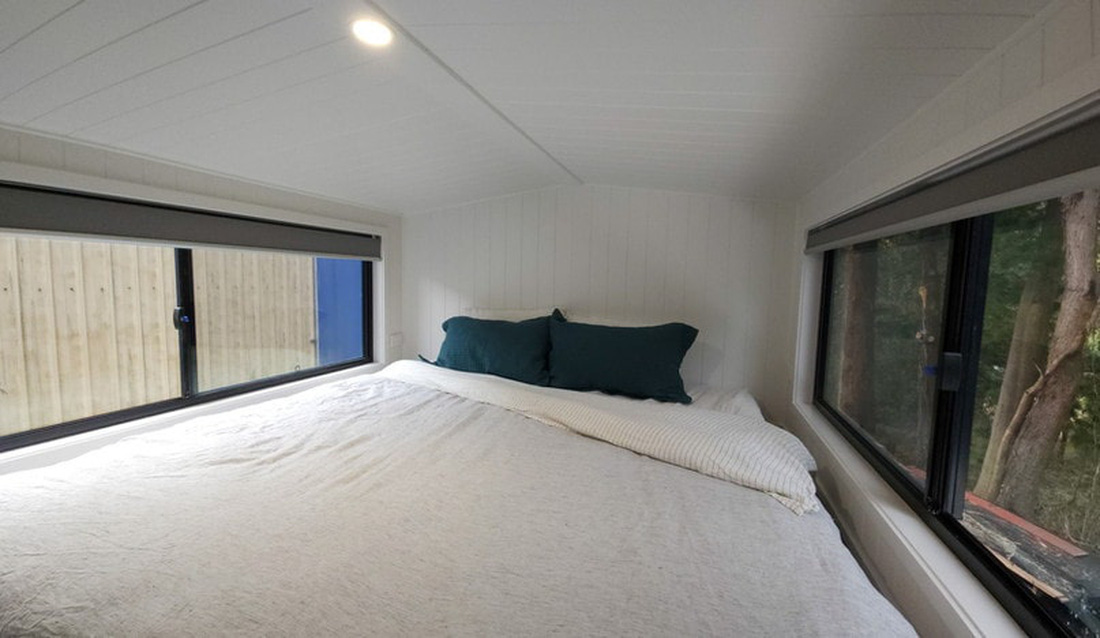 Phòng ngủ gác xép được thiết kế tối giản với điểm nhấn là chiếc giường cỡ siêu lớn, hai bên là cửa sổ lớn đón ánh sáng tự nhiên - Ảnh: AutoEvolution