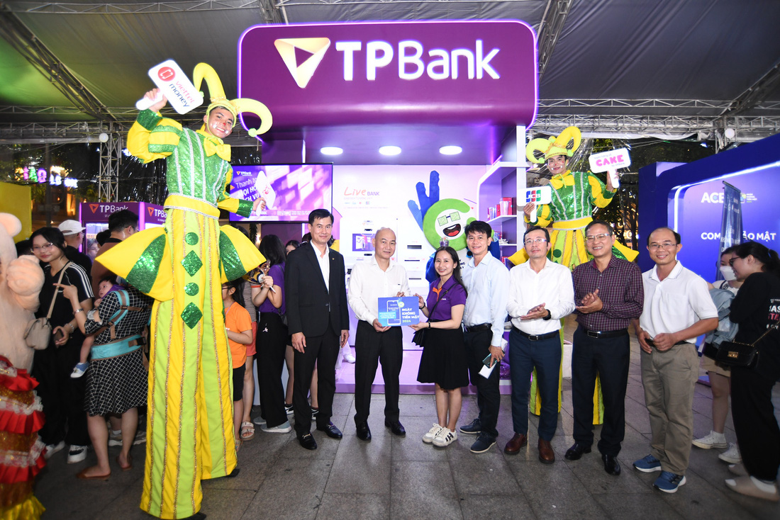 Ban tổ chức trao thư cảm ơn cho đại diện Ngân hàng TPBank - Ảnh: QUANG ĐỊNH