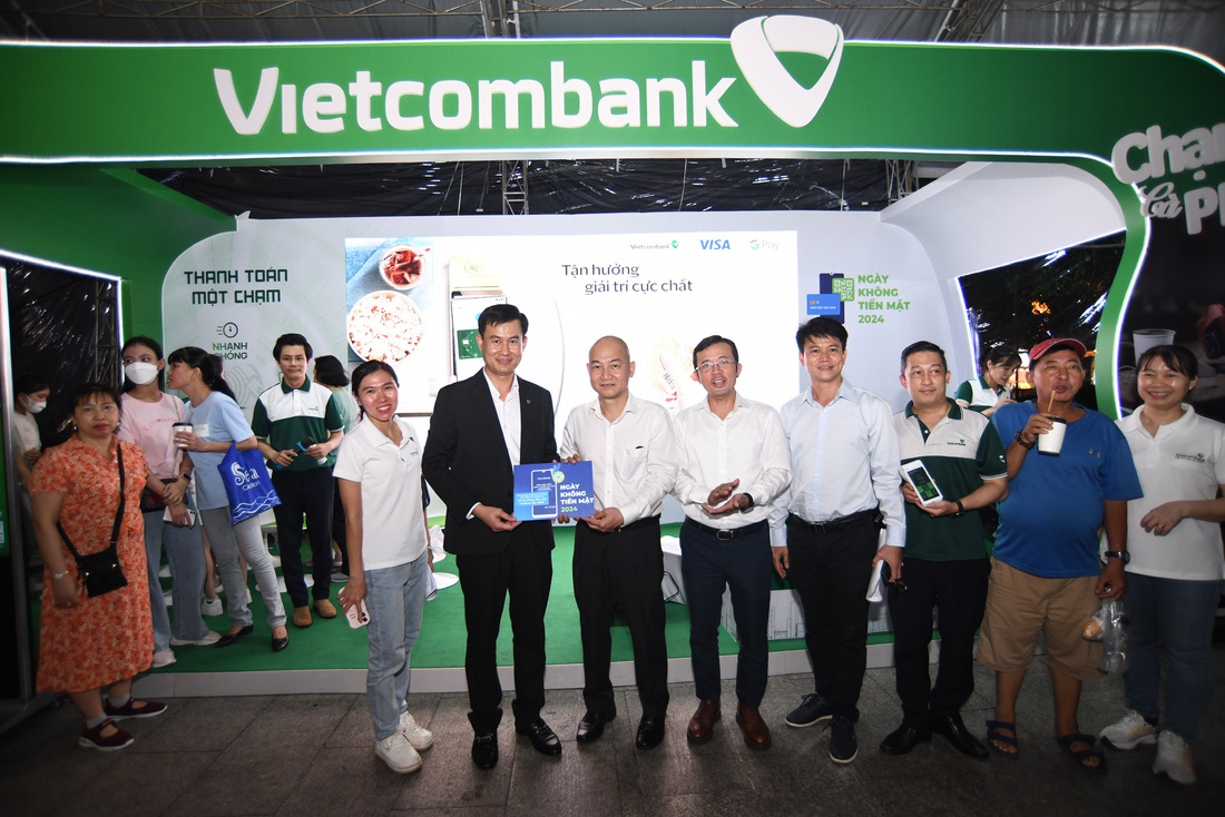 Ban tổ chức trao thư cảm ơn cho đại diện Ngân hàng Vietcombank - Ảnh: QUANG ĐỊNH