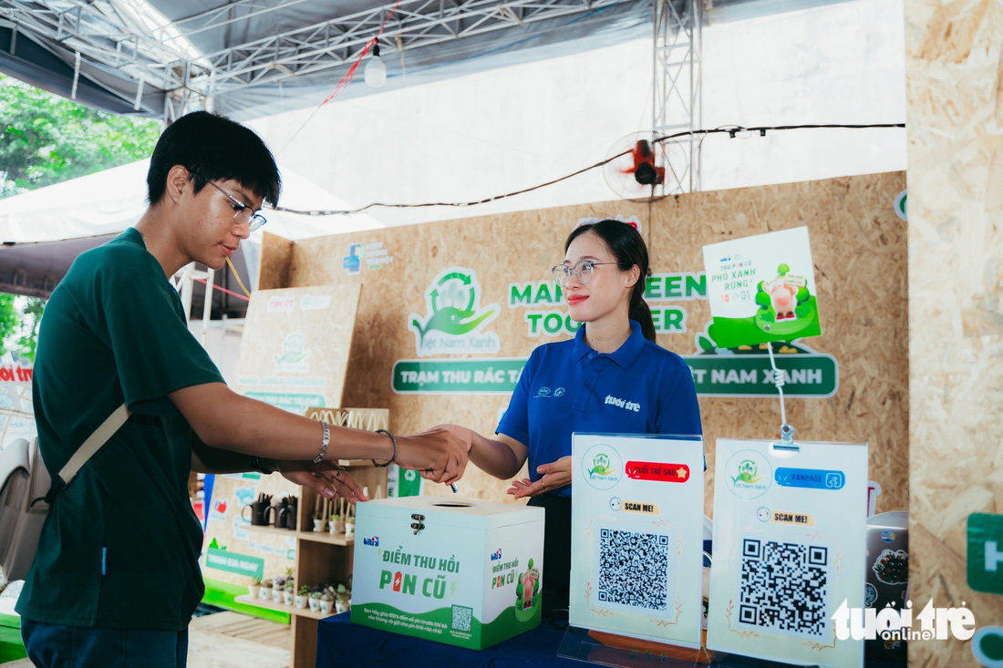 Nhiều người dân tại TP.HCM đã đem chai nhựa, lon, vỏ hộp nhựa cũ đổi lấy cây xanh, quà xinh tại không gian của Việt Nam Xanh - Ảnh: THANH HIỆP