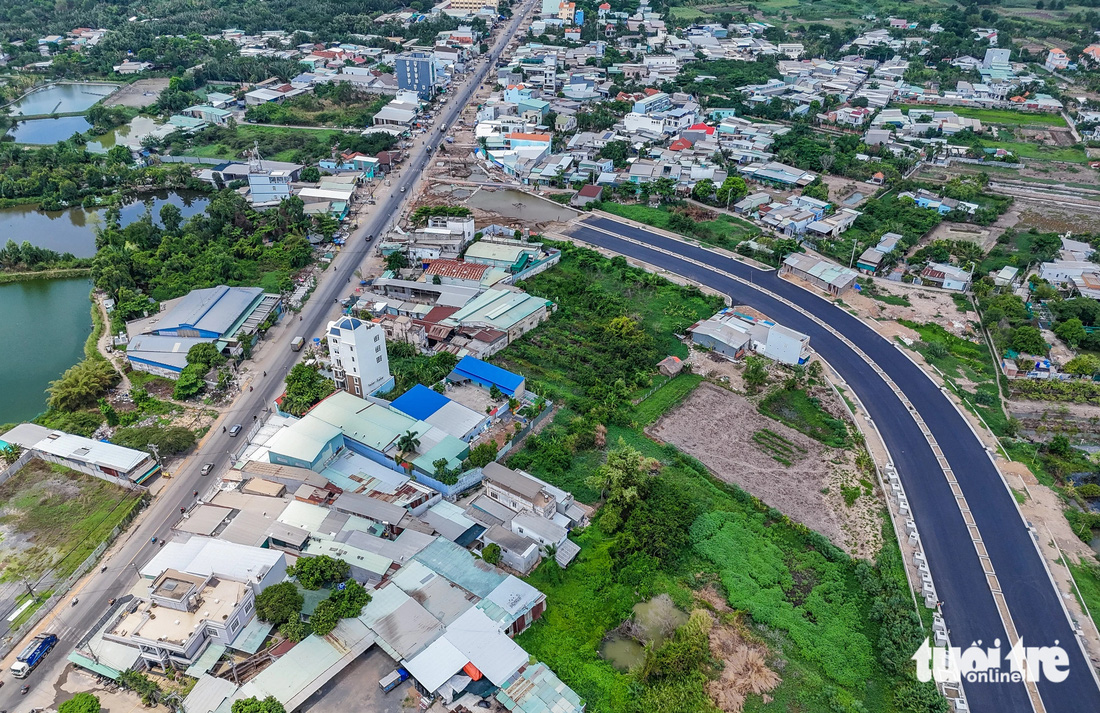 Trong 6,92km chiều dài của toàn dự án, có 4,36km xây dựng mới (đường song hành từ đường Nguyễn Văn Linh đến vị trí giao với quốc lộ 50 hiện hữu) và 2,56km mở rộng quốc lộ 50 hiện hữu (từ vị trí giao đường song hành đến giáp ranh Long An) - Ảnh: LÊ PHAN