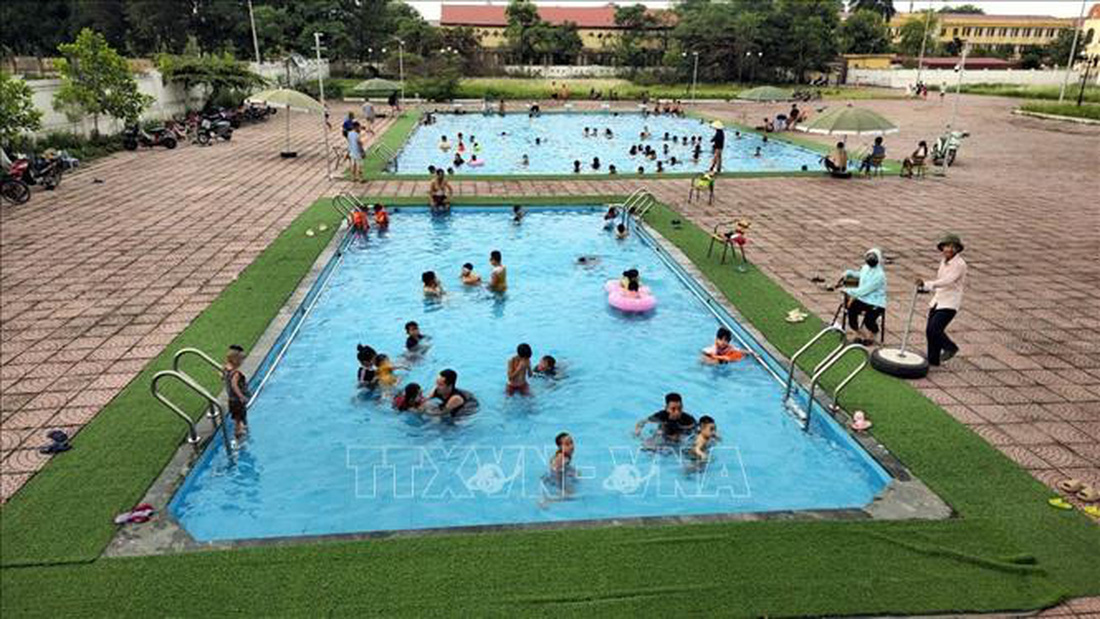 Trẻ em huyện Nam Sách, Hải Dương tập bơi tại bể bơi Trung tâm văn hóa huyện - Ảnh: TTXVN