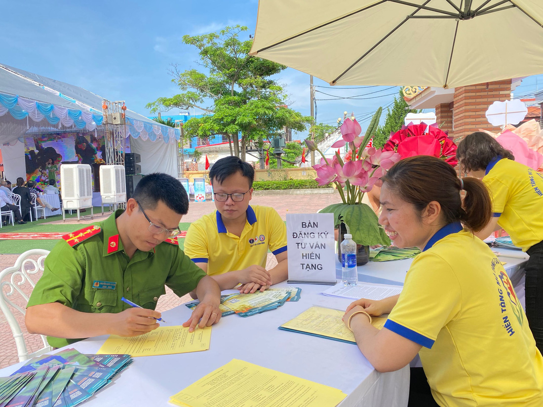 Đăng ký tình nguyện hiến tặng mô tạng tại cuộc vận động ở Hải Hậu, Nam Định - Ảnh: THÚY ANH