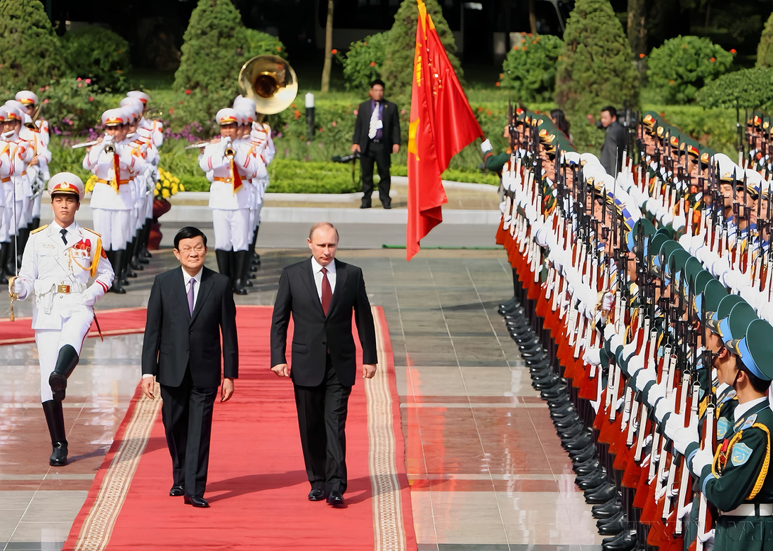 Tổng thống Putin và Chủ tịch nước Trương Tấn Sang duyệt đội danh dự Quân đội nhân dân Việt Nam năm 2013 - Ảnh: TTXVN