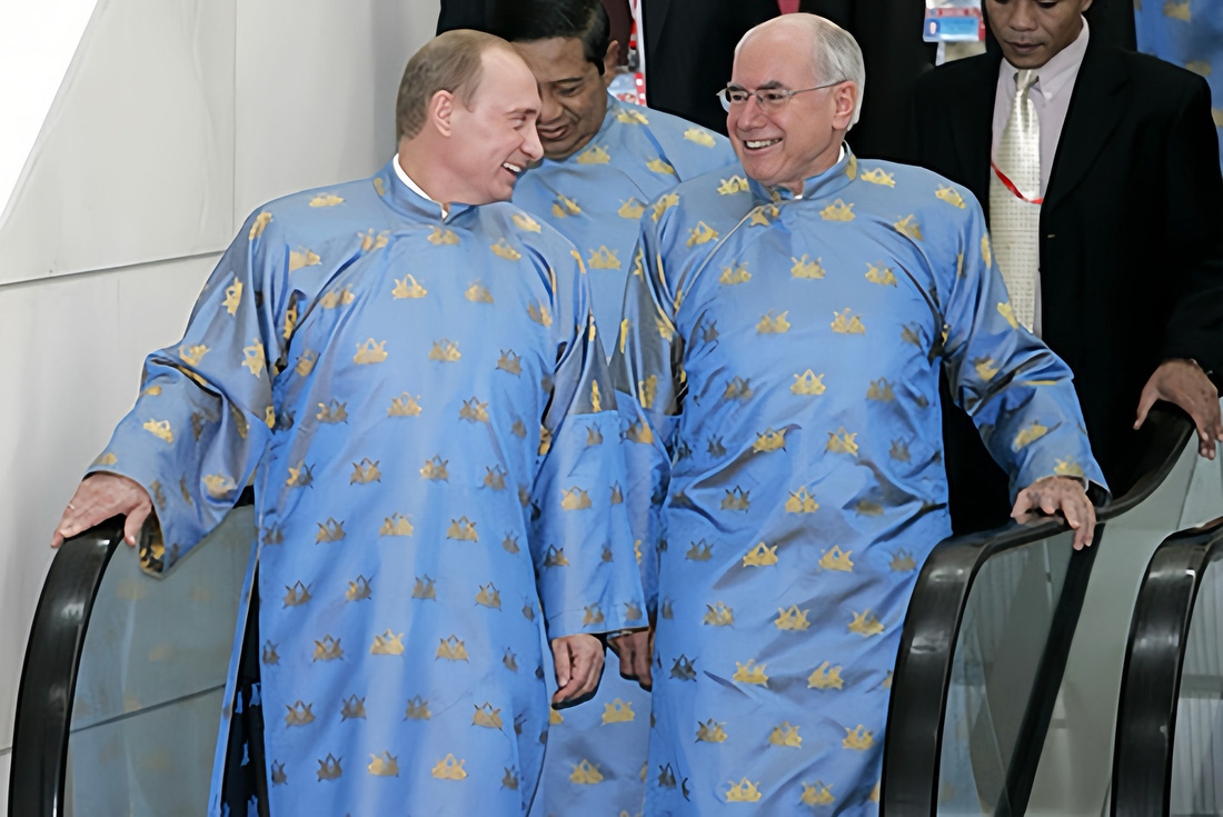 Tổng thống Putin mặc áo dài Việt Nam trong Hội nghị cấp cao APEC 14 ở Hà Nội - Ảnh: Điện Kremlin