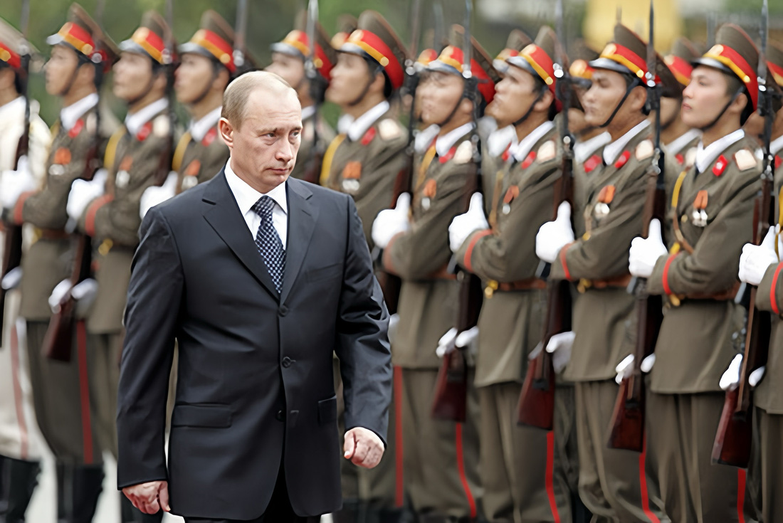 Tổng thống Putin duyệt đội danh dự Quân đội nhân dân Việt Nam tại Hà Nội năm 2006 - Ảnh: Điện Kremlin