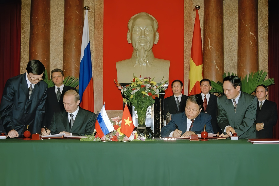 Tổng thống Putin và Chủ tịch nước Trần Đức Lương ký tuyên bố chung thiết lập quan hệ Đối tác chiến lược Việt Nam - Nga tại Hà Nội năm 2001 - Ảnh: TTXVN