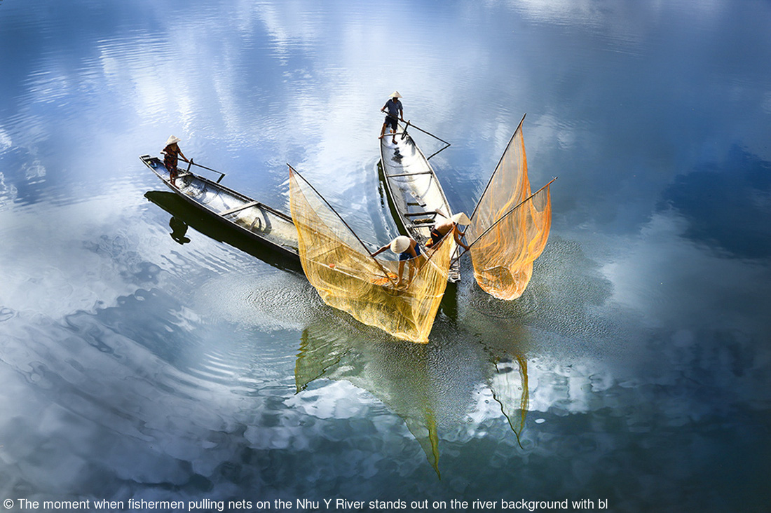 Ngư dân kéo lưới đánh bắt cá trên sông Như Ý. Tác phẩm "Trên dòng sông Như Ý" của nhiếp ảnh gia Chim Oanh đoạt giải Commended ở hạng mục khu vực Đông Nam Á