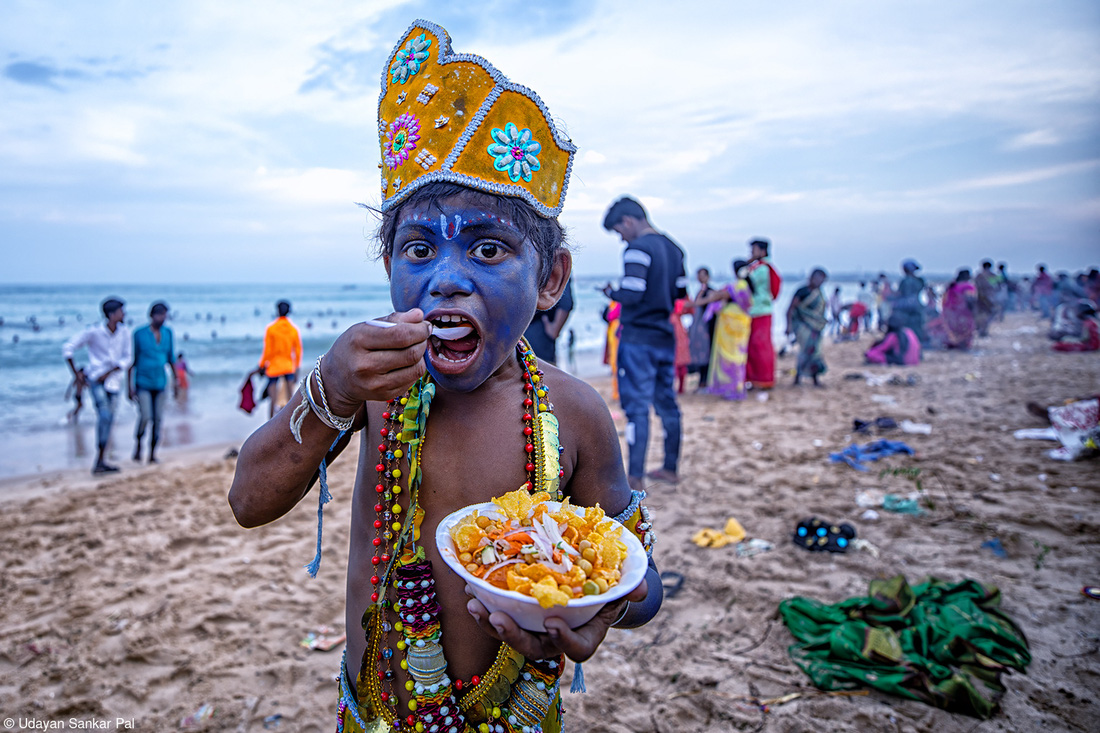 Kulasai Dasara là một lễ hội hàng năm diễn ra vào tháng 10 tại Tamilnadu ở Ấn Độ. Tác phẩm của nhiếp ảnh gia Udayan Sankar Pal đoạt giải Highly Commended hạng mục Champagne Taittinger Food for Celebration