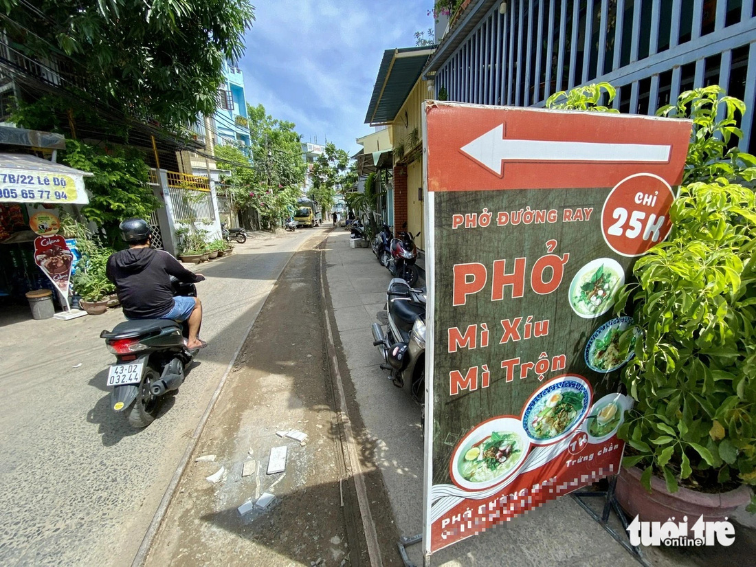 Đoạn đường ray dài gần 2km đi qua các khu dân cư đông đúc ở Đà Nẵng - Ảnh: TRƯỜNG TRUNG