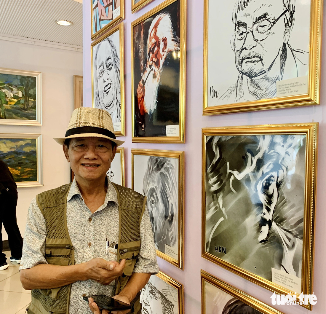 Nhà báo Huỳnh Dũng Nhân có hơn 40 năm làm báo. Ông vẽ hơn 3.000 tranh chân dung, chủ yếu là chân dung bạn bè, đồng nghiệp, văn nghệ sĩ - Ảnh: HOÀI PHƯƠNG