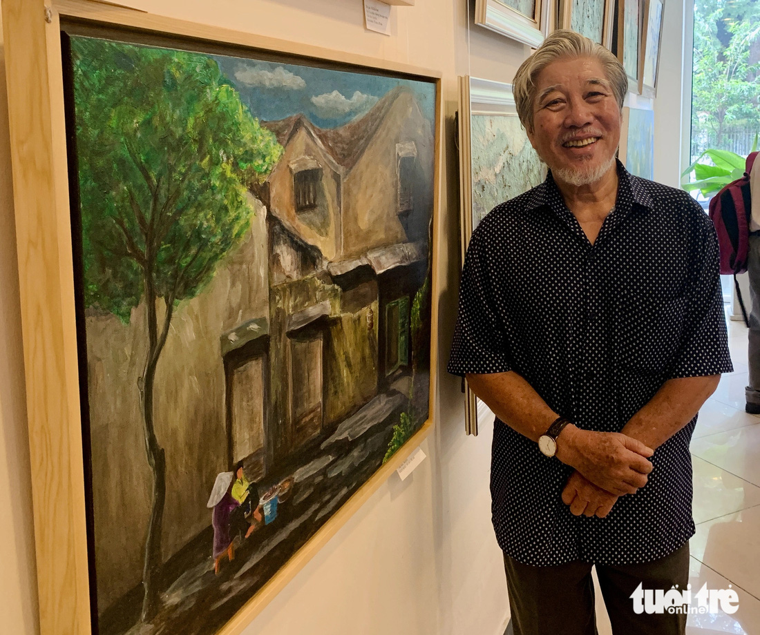 Nhà báo Kim Sơn tự học vẽ tranh từ năm 2017 theo góc nhìn nghệ thuật về ánh sáng từ bố cục của nhiếp ảnh, vẽ đề tài phong cảnh, sinh hoạt đời thường - Ảnh: HOÀI PHƯƠNG