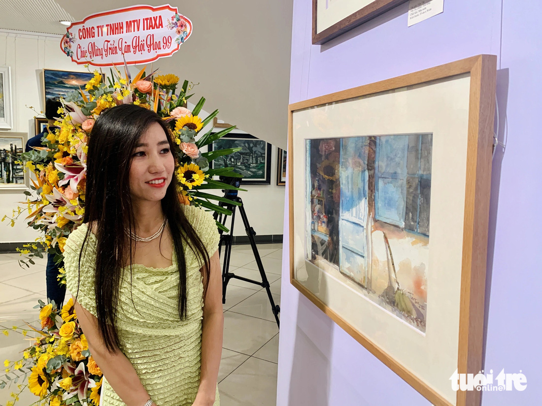 Nhà báo Tiểu Tân mang 20 tranh lụa và màu nước chủ đề phong cảnh, tĩnh vật, chân dung… đến triển lãm - Ảnh: HOÀI PHƯƠNG