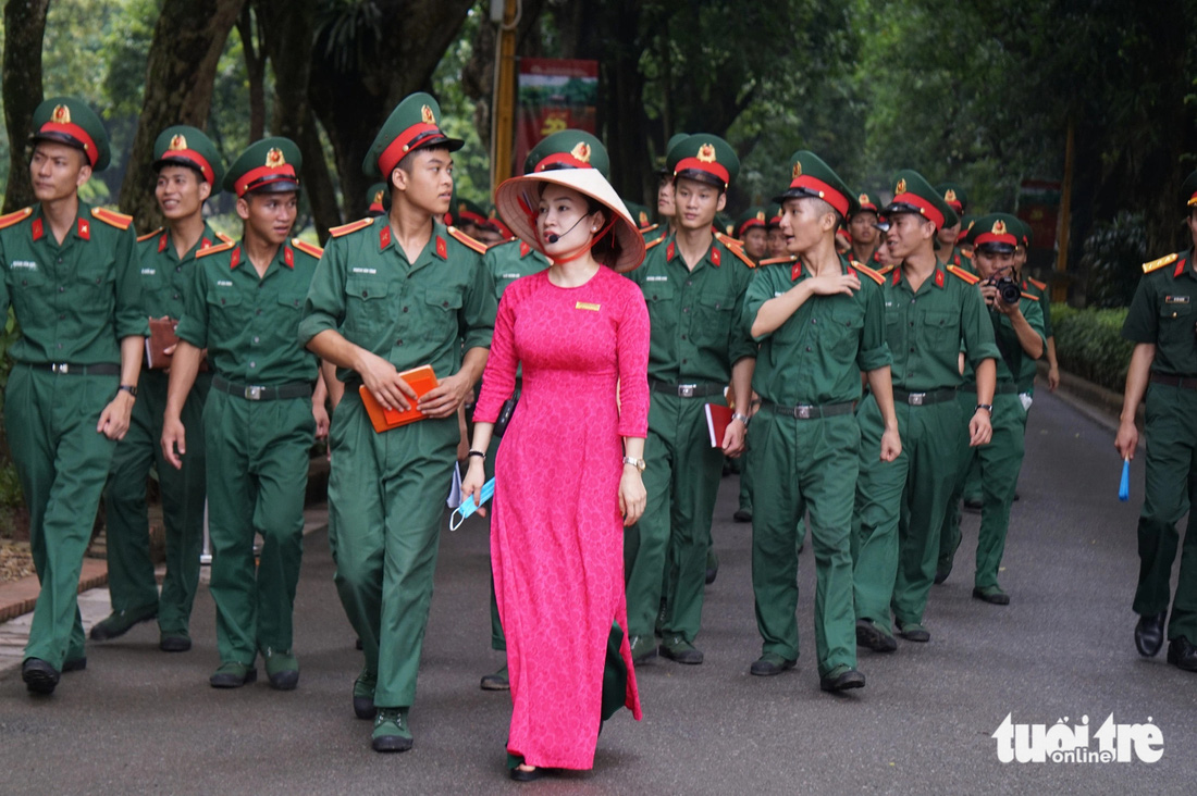 Đoàn các học viên quân sự đến tham quan, học tập tại Khu di tích Chủ tịch Hồ Chí Minh tại Phủ Chủ tịch - Ảnh: T.ĐIỂU