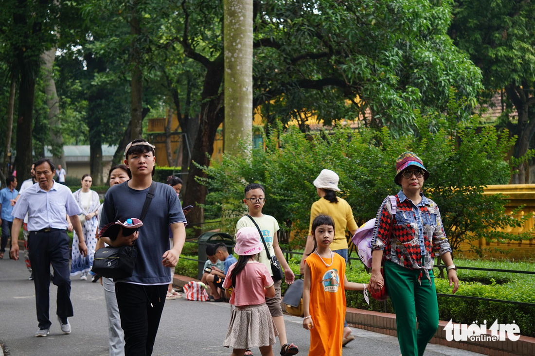 Người dân trong nước và du khách tham quan Khu di tích Chủ tịch Hồ Chí Minh tại Phủ Chủ tịch - Ảnh: T.ĐIỂU