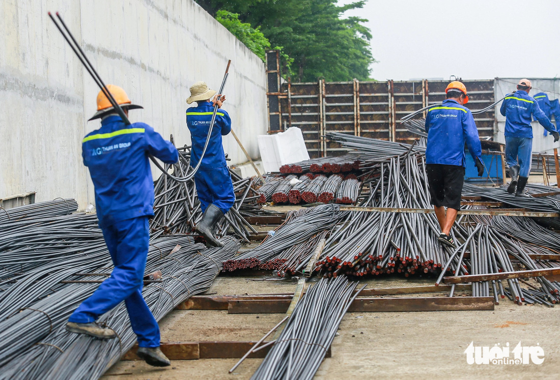 Tiến độ hiện tại, nhánh hầm HC2 đã làm xong việc đào đất, các giằng chống, một số vị trí đã lót đáy... Đặc biệt, hầm HC2 đã nhìn thông được toàn bộ hầm từ bên này sang bên kia - Ảnh: CHÂU TUẤN