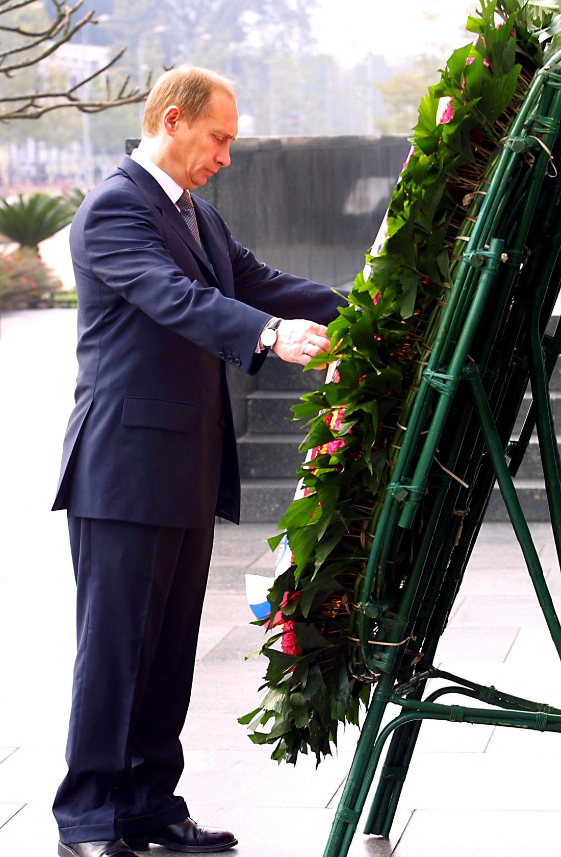 Ông Putin chỉnh lại vòng hoa khi vào lăng viếng Chủ tịch Hồ Chí Minh năm 2001. Ngoài ra, ông đã thăm nhà sàn thuộc Khu di tích Chủ tịch Hồ Chí Minh tại Phủ Chủ tịch và ghi lưu bút trong sổ vàng của khu di tích - Ảnh: AFP