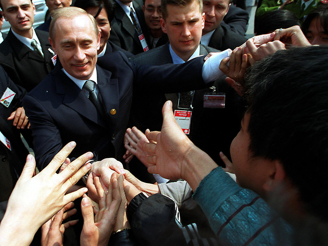 Đông đảo người dân Hà Nội cố gắng tiếp cận ông Putin để bắt tay khi nhà lãnh đạo Nga rời khỏi Văn Miếu, ngày 2-3-2001 - Ảnh: AFP