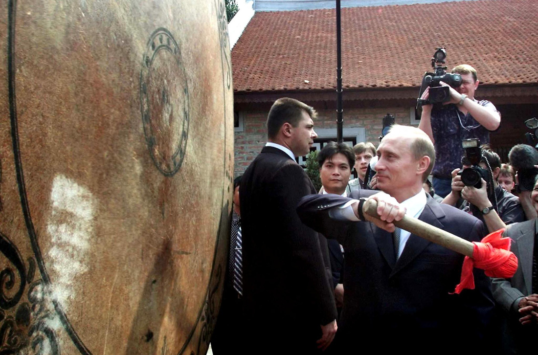 Tổng thống Nga Vladimir Putin đánh trống khi tới thăm Văn Miếu Quốc Tử Giám ở Hà Nội, ngày 2-3-2001 - Ảnh: AFP