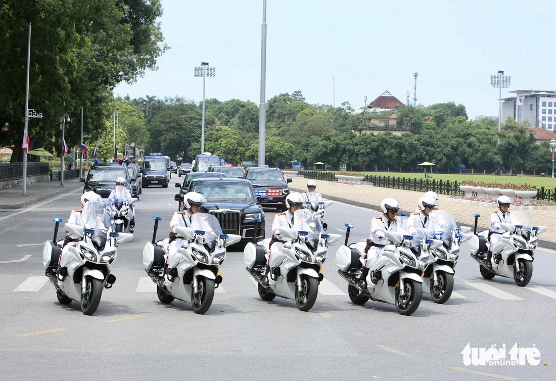 Đội hình xe đi qua khu vực Lăng Chủ tịch Hồ Chí Minh - Ảnh: DANH KHANG