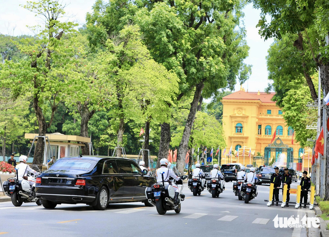Đoàn xe tiến vào khu vực Phủ Chủ tịch - Ảnh: DANH KHANG