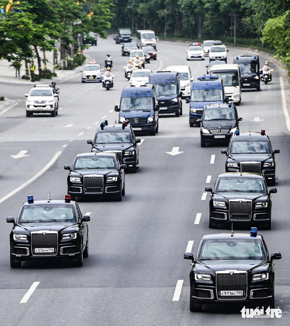 Dàn xe phục vụ Tổng thống Nga Putin di chuyển từ trung tâm Hà Nội lên sân bay Nội Bài chuẩn bị cho cuộc diễn tập - Ảnh: HỒNG QUANG