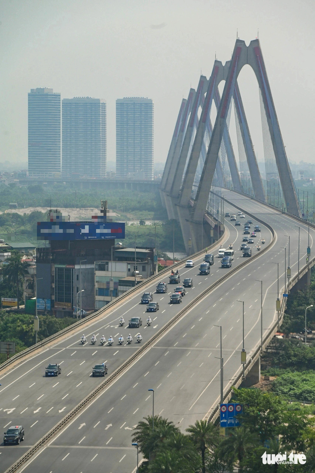 Đoàn xe di chuyển trên cầu Nhật Tân vào trung tâm Hà Nội - Ảnh: HỒNG QUANG