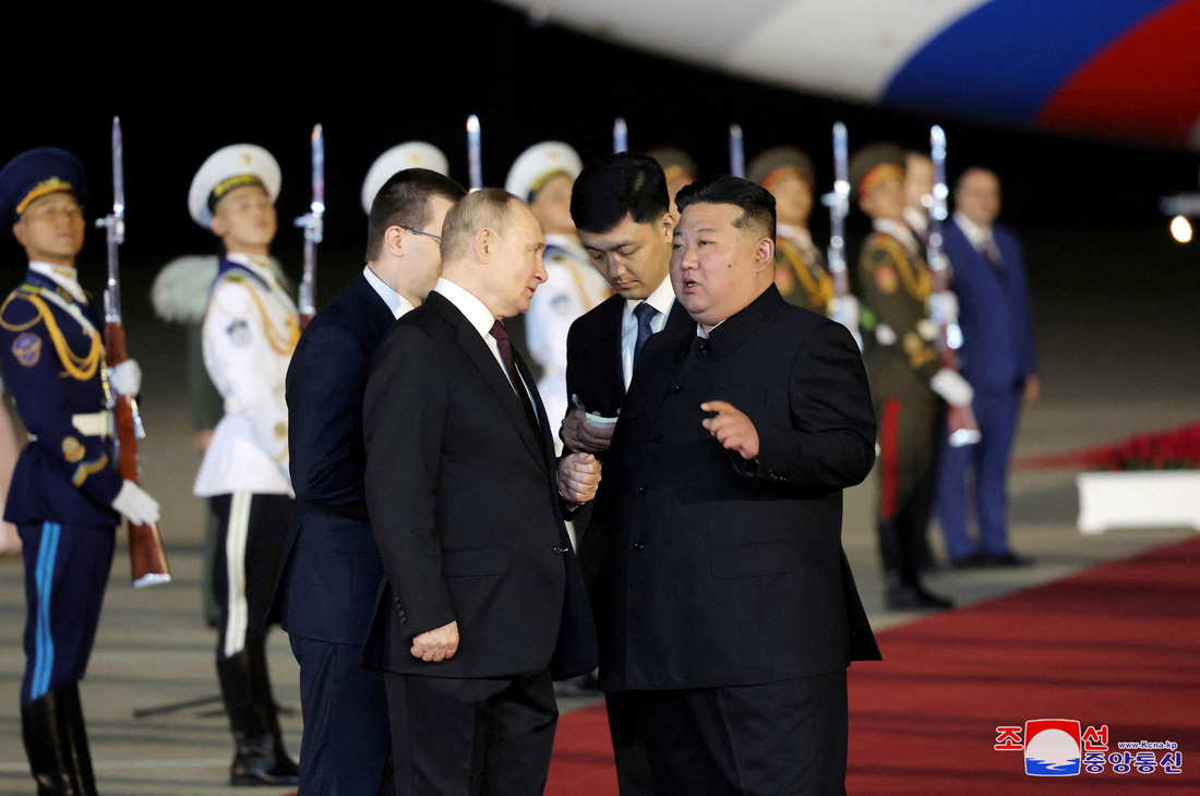 Nhà lãnh đạo Triều Tiên Kim Jong Un (bên phải) đón Tổng thống Nga Vladimir Putin tại một sân bay ở Bình Nhưỡng ngày 19-6 - Ảnh: REUTERS
